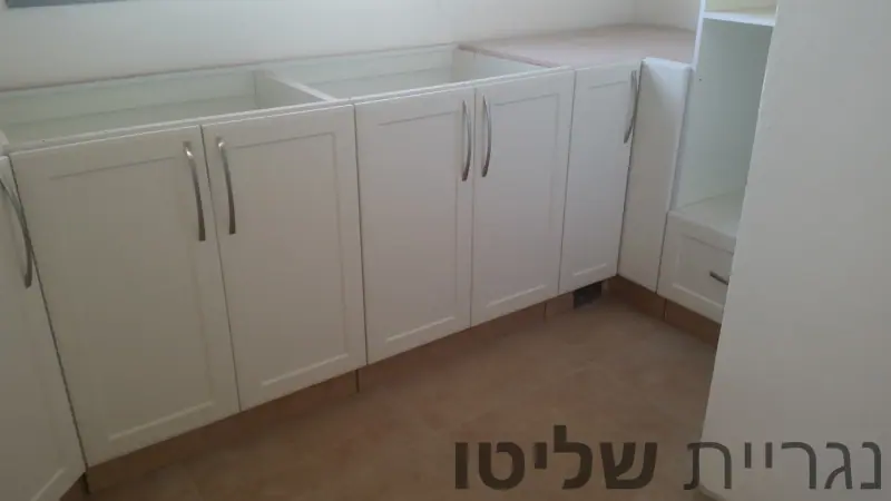 ארונות לבנים עם מסגרת בפינת המטבח